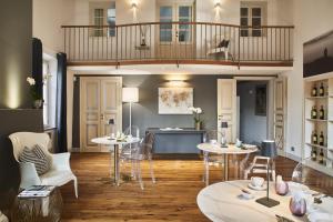 uma sala de estar com duas mesas e cadeiras em B&B Le Logge Luxury Rooms em Siena