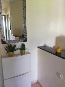 baño con espejo y tocador blanco en Entire Apartment, en Agadir