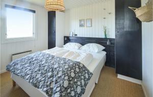 クリムトラにあるStunning Home In Thisted With 3 Bedrooms And Wifiのベッドルーム1室(大型ベッド1台、黒いヘッドボード付)