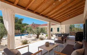ein offenes Wohnzimmer mit einem großen Fenster und einer Terrasse in der Unterkunft Gorgeous Home In Oklaj With Outdoor Swimming Pool in Oklaj