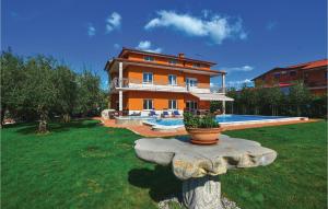una casa grande con piscina frente a un patio en Awesome Home In Sezana With Outdoor Swimming Pool en Sežana