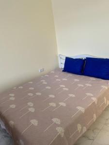 En eller flere senge i et værelse på Затишна квартира на Годованця