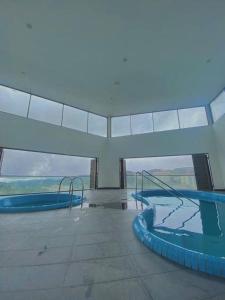 een gebouw met een zwembad in een gebouw bij ［NEW］PADDY BEE house in Brinchang