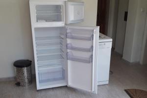 - un réfrigérateur blanc avec une porte ouverte dans la chambre dans l'établissement Lomtsi Popovo Targovhiste Bulgarije, à Lomtsi
