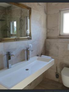 Ένα μπάνιο στο Villa Luce del Sole Apartment