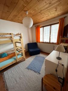 1 dormitorio con litera, escritorio y silla en LES RHODOS 1, en Les Crosets