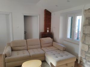 sala de estar con sofá y mesa en Apartment Margo en Split