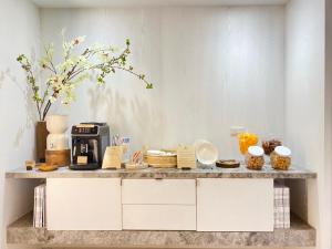 una cocina con encimera y cafetera. en suye hotel en Taichung