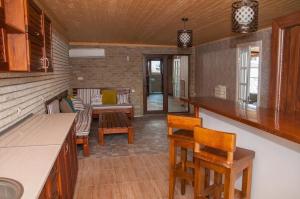 Een keuken of kitchenette bij Hotel Phaliashvili
