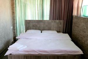 Een bed of bedden in een kamer bij Hotel Phaliashvili