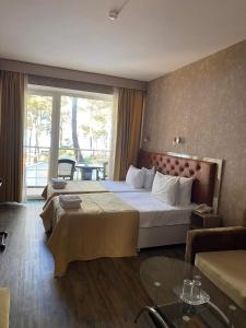 pokój hotelowy z dużym łóżkiem i oknem w obiekcie Villa ReTa Hotel & SPA w mieście Grigoleti