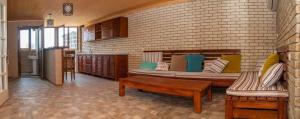 Hotel Phaliashvili في باتومي: غرفة معيشة مع أريكة وطاولة