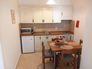 Kuchyň nebo kuchyňský kout v ubytování Kipos Apartments