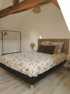 a bedroom with a bed with a wooden floor at Maison complete, jusqu a 6 personnes in Le Cateau