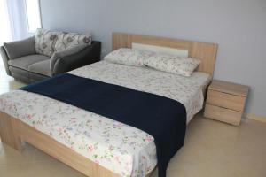 - une petite chambre avec un lit et un canapé dans l'établissement Villa Malina new, à Tivat