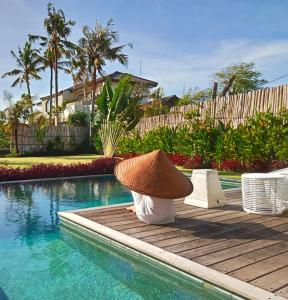 Swimmingpoolen hos eller tæt på Villa Matahari Munggu 5BR