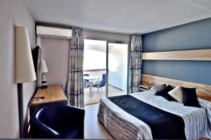 1 dormitorio con 1 cama y balcón en Logis Hotel Solhotel, en Banyuls-sur-Mer