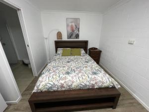 מיטה או מיטות בחדר ב-Studio Apartment in East Toowoomba