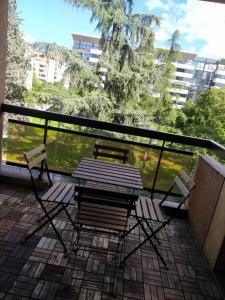 - un balcon avec une table et des chaises dans l'établissement Chambres dans guest house à Lyon-GARE Part-Dieu, à Lyon