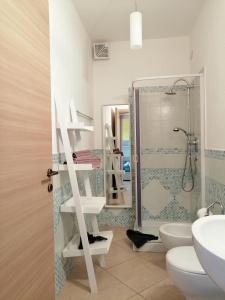 Et badeværelse på Acquachiara Home