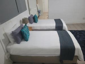 Postel nebo postele na pokoji v ubytování Tally-Grey Cottage