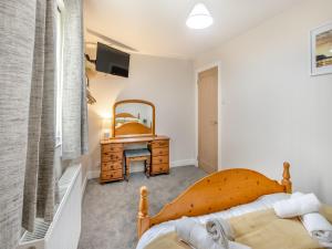 Llangwyryfon的住宿－Joppa Uchaf-uk42120，一间卧室配有床、梳妆台和镜子