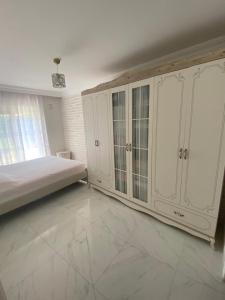 um quarto branco com uma cama e uma janela em Belek,te turizm,golf,tenis ve futbol em Belek