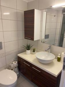 uma casa de banho com um lavatório, um WC e um espelho. em Belek,te turizm,golf,tenis ve futbol em Belek