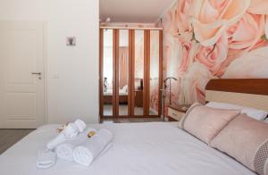 una camera da letto con un letto e asciugamani di Imedio Velvet Apartment Aviatiei a Bucarest