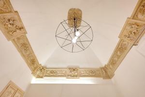 um tecto com um lustre num quarto em Dimora San Giuseppe em Lecce