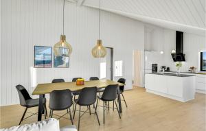 eine Küche und ein Esszimmer mit einem Tisch und Stühlen in der Unterkunft Amazing Home In Hrve With Sauna in Hørve