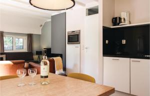 een keuken met een tafel met twee wijnglazen erop bij Dampol in Ommen