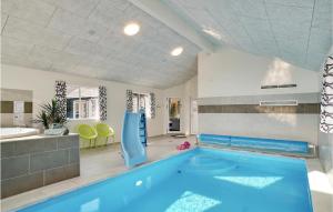 ÅlbækにあるBeautiful Home In lbk With 9 Bedrooms, Sauna And Indoor Swimming Poolのバスルーム付きの広い客室内の大きなスイミングプールを利用できます。