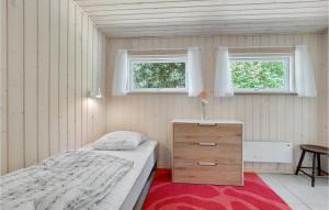 NeksøにあるBella Vistaのベッドルーム1室(ベッド1台、ドレッサー、窓2つ付)