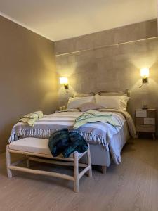 um quarto com uma cama grande e um banco em Studio Montaigne em Liège