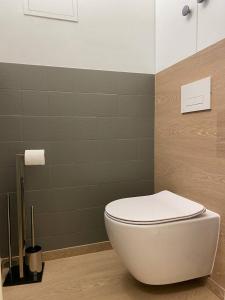 La salle de bains est pourvue de toilettes blanches. dans l'établissement Studio Montaigne, à Liège