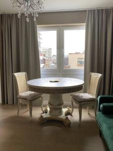 - une salle à manger avec une table et deux chaises dans l'établissement Studio Montaigne, à Liège