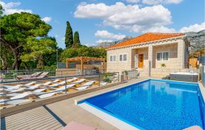 une villa avec une piscine et des chaises longues dans l'établissement Stunning Home In Orebic With 4 Bedrooms, Jacuzzi And Wifi, à Orebić