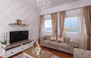 - un salon avec un canapé et une télévision dans l'établissement Stunning Home In Orebic With 4 Bedrooms, Jacuzzi And Wifi, à Orebić