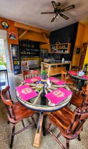 comedor con mesa y sillas con servilletas rosas en B&B&Beer, en Cassano delle Murge