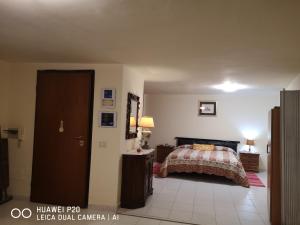 1 dormitorio con 1 cama y puerta a una habitación en APE REGINA Morlupo extension en Morlupo