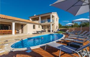 une maison dotée d'une piscine avec des chaises et un parasol dans l'établissement Lovely Home In Bibici With Jacuzzi, à Bibići