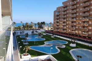 ariale Aussicht auf einen Apartmentkomplex mit Pools und Palmen in der Unterkunft Apartamento en primerisima linia de playa in Oropesa del Mar