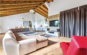 - un salon avec un canapé et une télévision dans l'établissement Lovely Home In Bibici With Jacuzzi, à Bibići