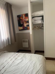 ein Schlafzimmer mit einem Bett und einem Schrank mit Handtüchern in der Unterkunft Appartement T2 Centre Valberg in Valberg