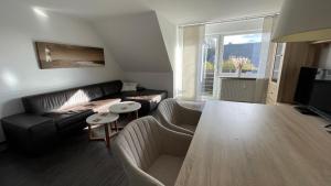 un soggiorno con divano e tavolo di Apartment Yoursylt One a Westerland