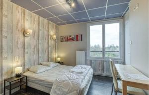 um quarto com uma cama, uma mesa e uma janela em Nice Home In Lacroix-barrez With Wifi em Lacroix-Barrez