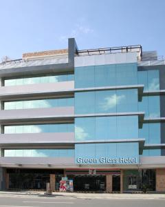 un edificio de cristal con un hotel de cristal verde en Green Glass Hotel, en Calambá