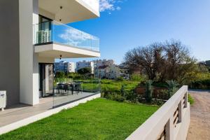 een modern huis met uitzicht op de tuin bij Maison Du Jardin 2-Bedroom Apartment Private Outdoor Jacuzzi in Rhodos-stad