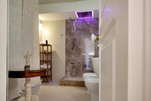 La salle de bains est pourvue de toilettes, d'un lavabo et d'une douche. dans l'établissement Dimora San Giuseppe, à Lecce